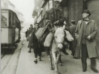 Zagreb, 7. svibnja 1945. godine, Ilica. Povlačenje civila i vojske prema izlazu iz grada.jpg